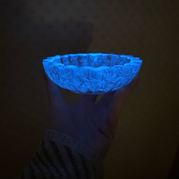 Iridescent, blue and purple resin bowl/dish glow in the dark - Picture 8 of 9